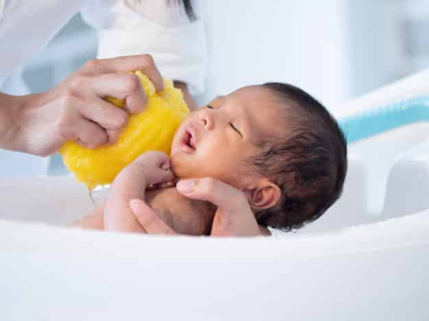 Cómo bañar al recién nacido por primera vez