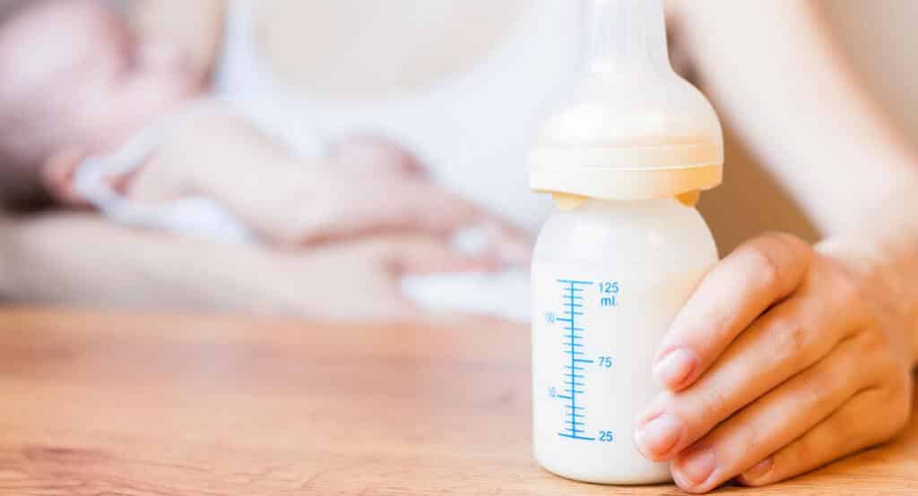 ¿Cómo darle leche de fórmula al bebé?