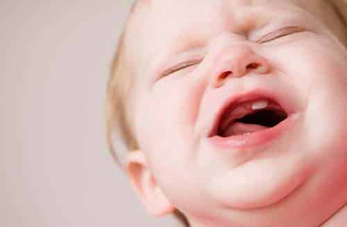 ¿Cuándo salen los primeros dientes del bebé?